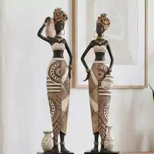 Handgeschilderd hars beeldje Afrikaanse vrouw, tribale woondecoratiekunst